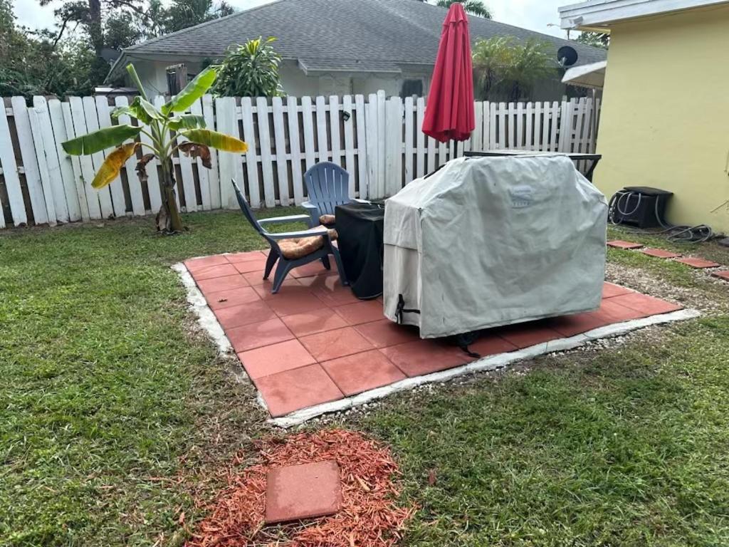 3 Bedroom House Fenced Backyard Private Patio Areas Grill Firepit Plenty Parking! Quick Access 10 Min To Beach Airport Delray West Palm 레이크워쓰 외부 사진